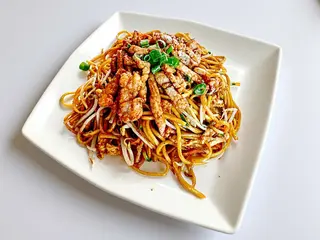 Spaghetti saltati con suino e verdure