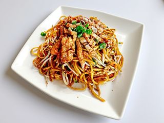Spaghetti saltati con suino e verdure