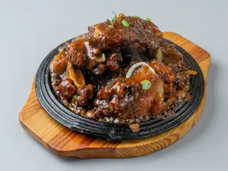 Costine di manzo alla piastra alla salsa al pepe nero