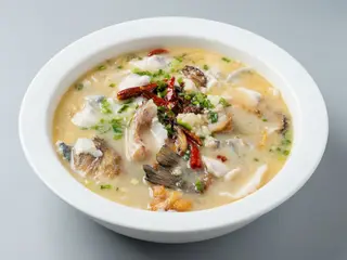 Pesce in brodo con verdure sott'aceto