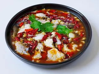 Pesce in brodo piccante con verdure miste