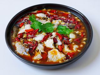 Pesce in brodo piccante con verdure miste