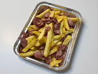 Patatine e würstel porzione