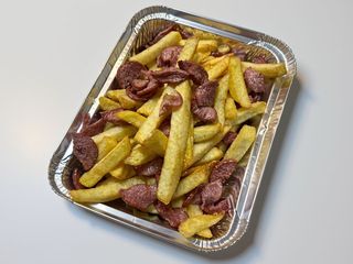 Patatine e würstel porzione