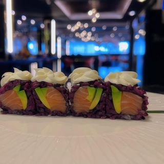 35a. Uramaki riso venere e salmone