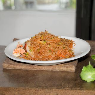 207. Spaghetti di riso con frutti di mare