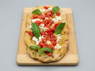Pinsa Pomodorini e mozzarella bufala