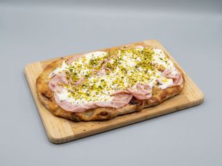 Pinsa Mortadella, stracciatella e pistacchio