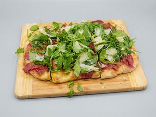 Pinsa Bresaola, rucola e scaglie di parmigiano