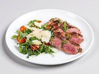 Tagliata di manzo con rucola e grana