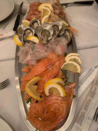Antipasto misto di pesce crudo