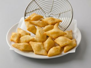 Chiacchiere fritte con salumi