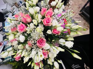 Large size bouquet of lisanthus with rose