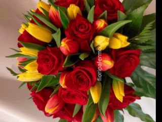 Multi tulipani e rose rosse