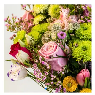 Mazzo di fiori rustici colorati