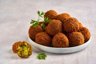 Falafel con patate e insalata