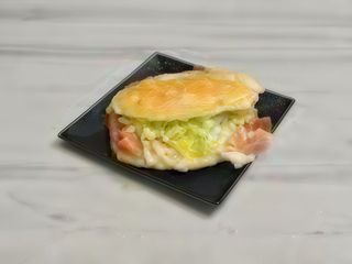 Fagottino con crudo, lattuga, emmental