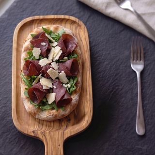 Pinsa Bresaola, rucola e grana