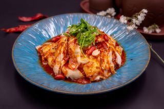 Pollo freddo con salsa piccante/口水鸡