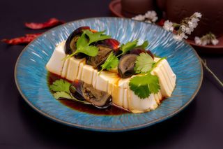 Uovo conservato con toufu/皮蛋豆腐