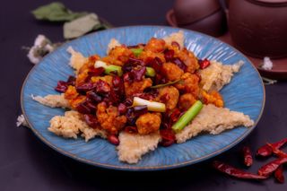 Riso croccante con pollo alla salsa piccante/锅巴辣子鸡