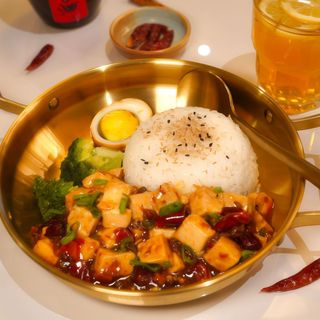 riso con toufu piccante e maiale macinato/麻婆豆腐盖饭