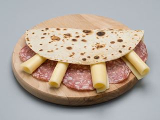 Piada salame e mozzarella