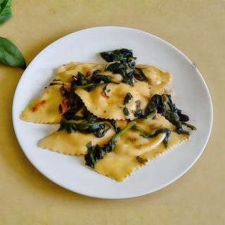 Ravioli di spinaci con crema di pecorino, noci e tartufo