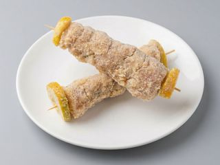 piatto con spiedino di pollo al limone