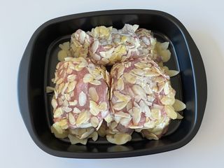 Piadina con cosciotto di pollo e mandorle