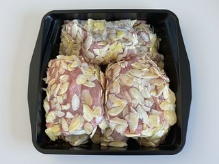 Piatto cosciotto di pollo e mandorle