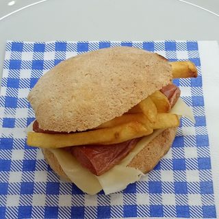 Mini Puccia wurstel formaggio patatine ketchup maio