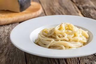 Pici cacio e pepe con basilico