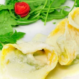 Ravioli fatti in casa ripieni di ricotta e spinaci