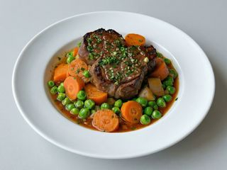 Ossobuco alla romana con piselli e carote
