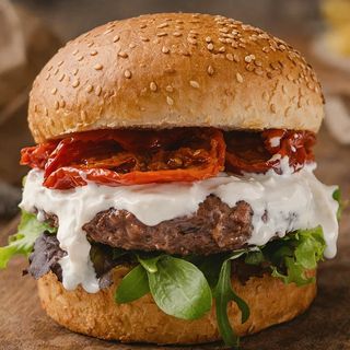 Hamburger con burrata e pomodorini
