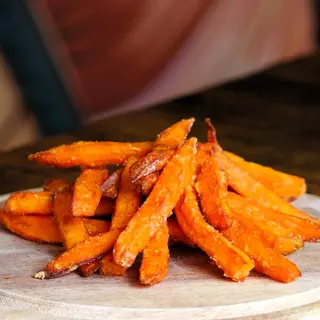Stick di patatine fritte dolci con salsa in omaggio