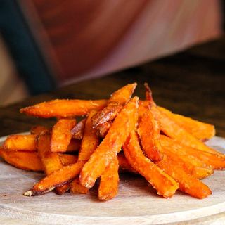 Stick di patatine fritte dolci con salsa in omaggio