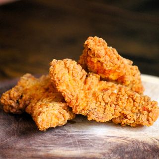 Strips di pollo marinati con salsa in omaggio