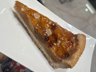 Fetta di torta mela e mandorle