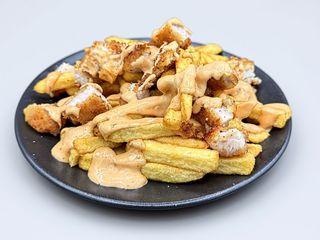 Patatine, pollo fritto e salsa al bacon