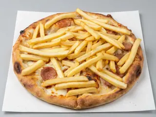 Wurstel,fiordilatte lucano, patatine stick, sugo casereccio.