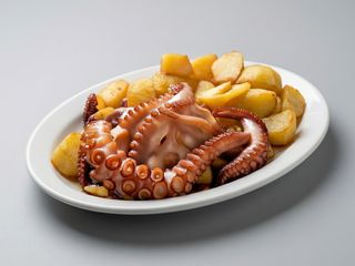 Polpo croccante con patate allo zafferano e cicoria ripassata