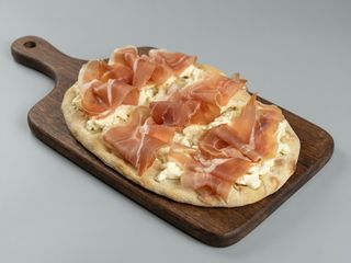 Pinsa Burrata e Prosciutto crudo