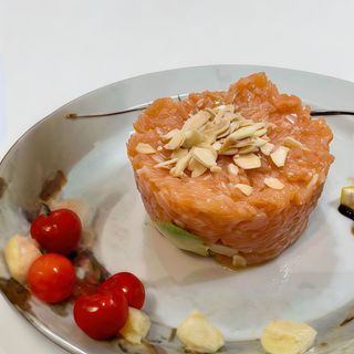 Tartara di salmone con avocado