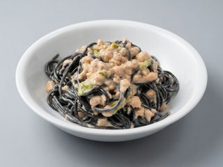 Spaghetti neri al salmone fresco e fiori di zucca