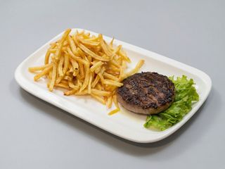 Hamburger di chianina con patatine fresche fritte