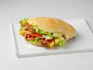 Panino con doppia carne, verdure e salse