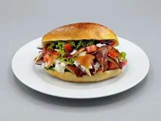 Panino con carne, patatine e salse