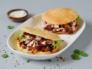 Panino con carne e salse